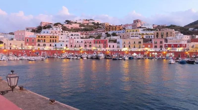 Χρυσή… απόδειξη στην Πόντσα: 4 τουρίστες «έδωσαν 923 ευρώ» για ορεκτικό, ζυμαρικά με αστακό και κρασί