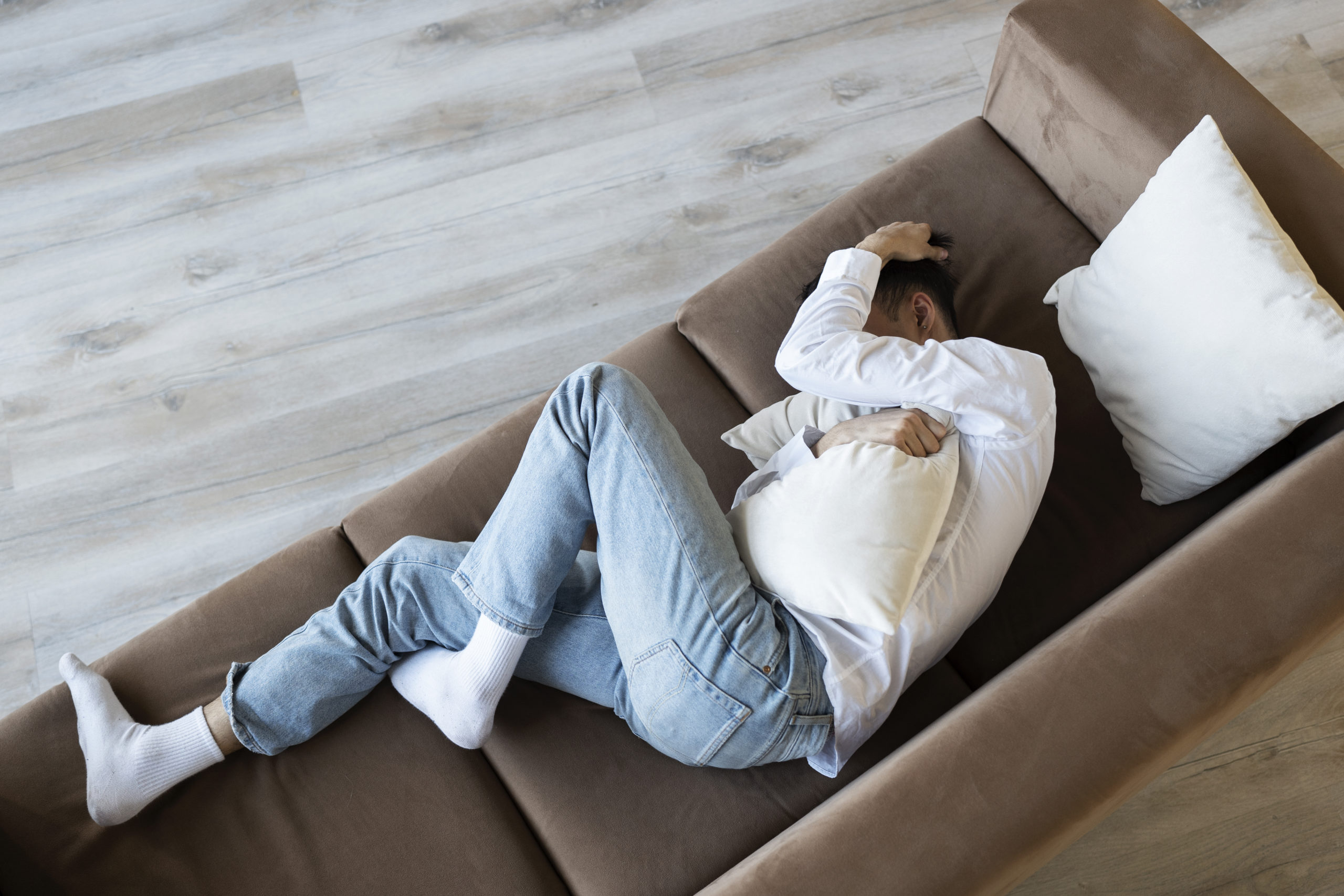 Γλώσσα του σώματος: Τα 7 αθόρυβα σημάδια που προδίδουν συναισθηματική εξάντληση