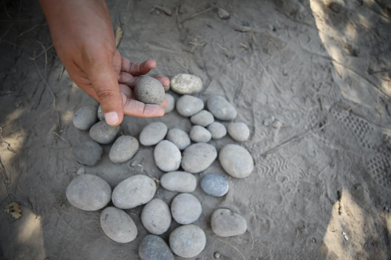 Πετροσφενδόνες 3.500 ετών ανακαλύφθηκαν μπροστά στη δομή του ανακτόρου κατά τη διάρκεια αρχαιολογικών ανασκαφών στην αρχαία πόλη της Τροίας, στα Δαρδανέλια, 17 Ιουλίου, 2025. Φωτογραφία: ΑΑ