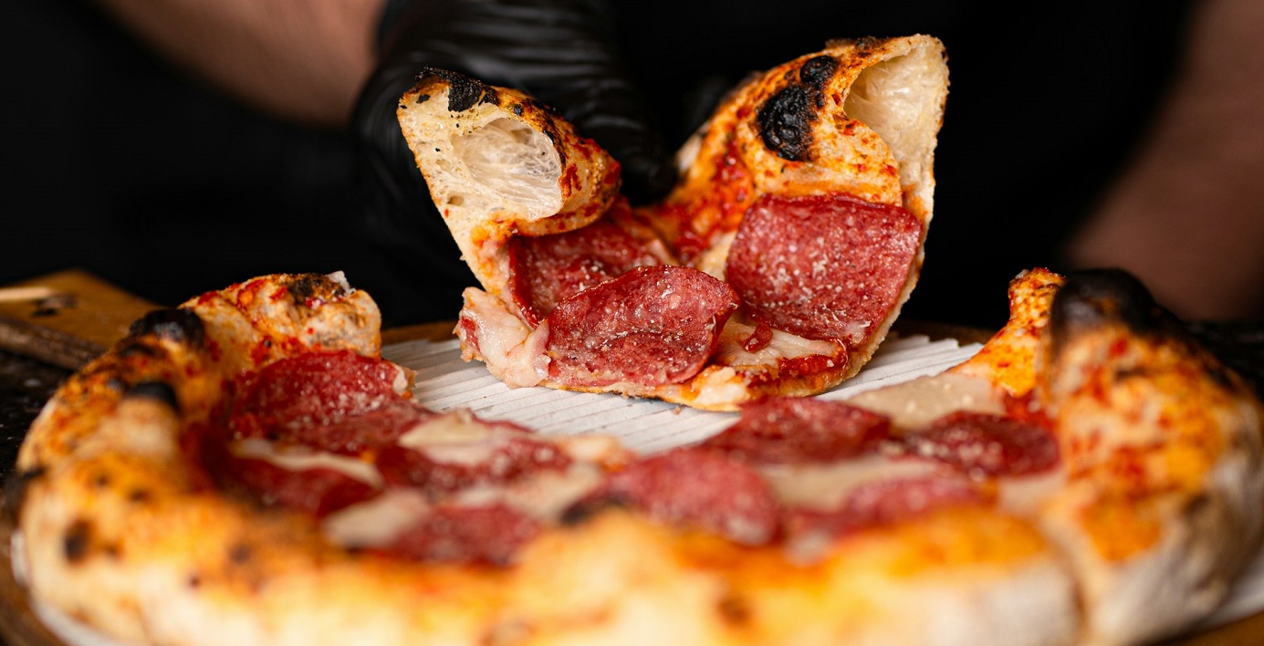 Συνταγή για να φτιάξετε αυθεντική ναπολιτάνικη πίτσα στο σπίτι χωρίς ξυλόφουρνο – Τα tips του Michele Pascarella