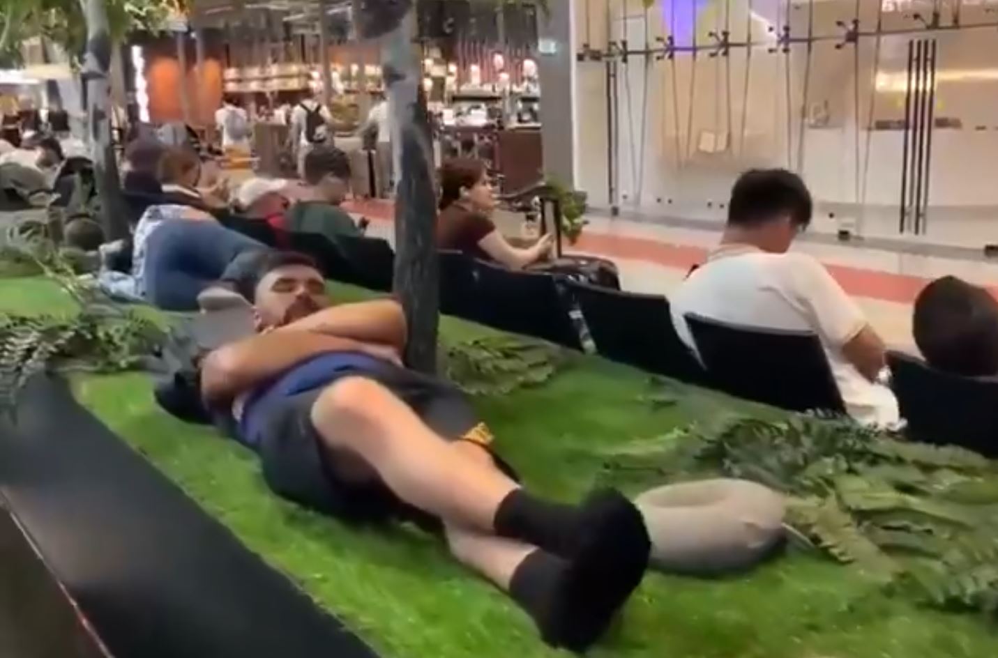 Μόσχα: Μεγάλη ουκρανική επίθεση με drones προκαλεί χάος στα αεροδρόμιά της – Βίντεο με ατελείωτες ουρές