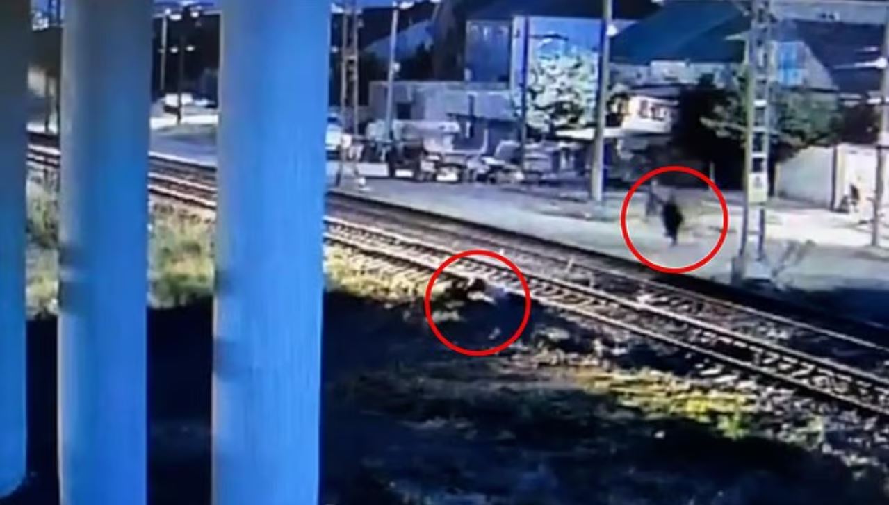 Βίντεο: Διάσωση άνδρα από τις ράγες δευτερόλεπτα πριν περάσει το τρένο από πάνω του – «Ο ήρωας αναζητείται για να τιμηθεί»