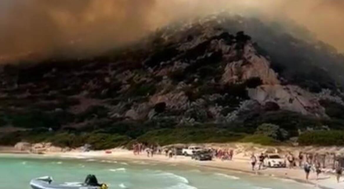 Φωτιά στη Σαρδηνία: Η «κόλαση» έφτασε στην παραλία και περικύκλωσε τουρίστες – Συγκλονιστικά βίντεο