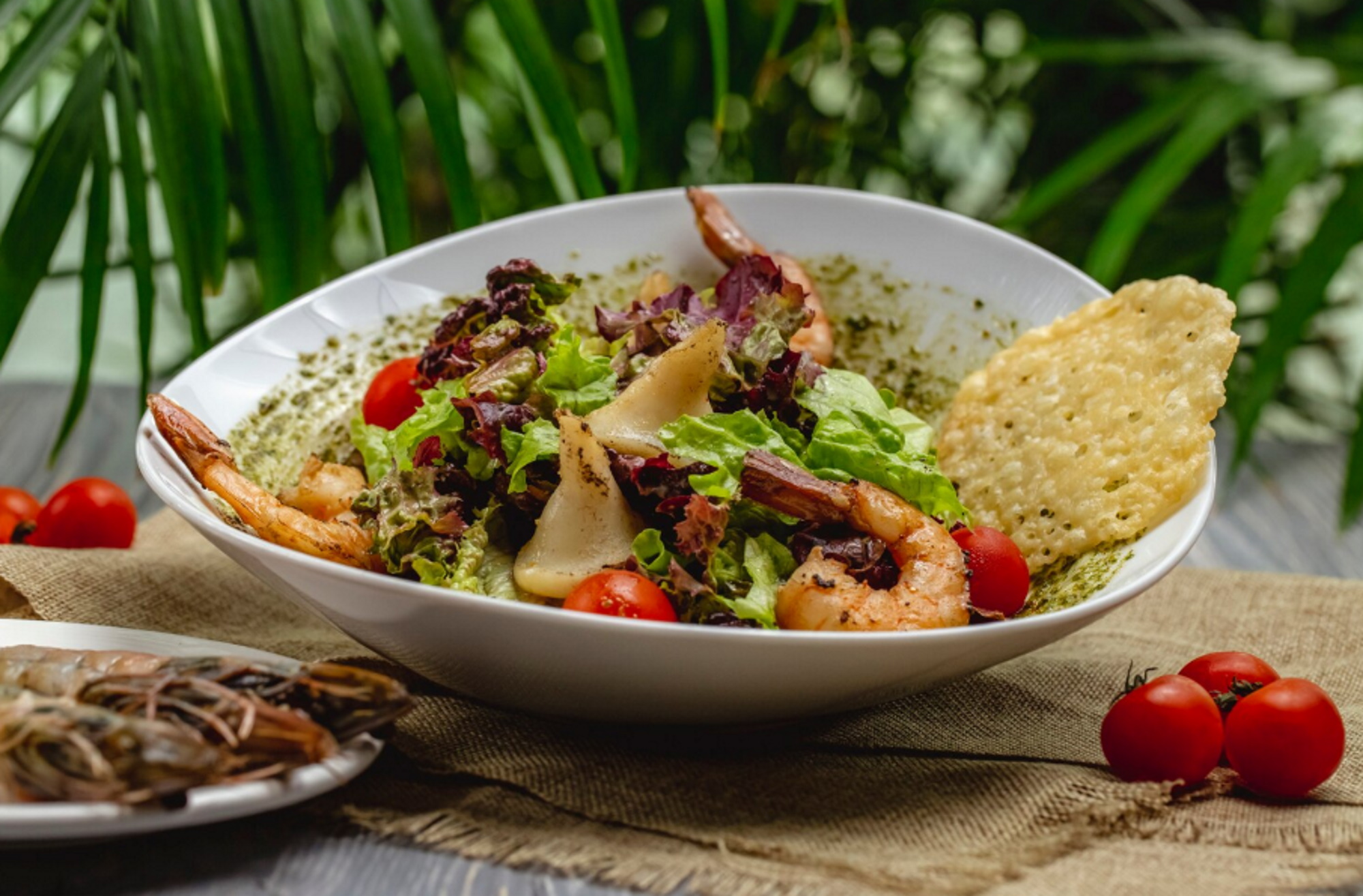 Συνταγή για σαλάτα με ψητές γαρίδες, πέστο και κινόα