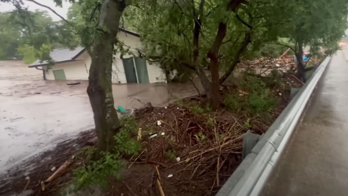 Βίντεο: Σπίτι παρασύρεται από τα ορμητικά νερά ποταμού – Χάος από τις καταστροφικές πλημμύρες στο Τέξας