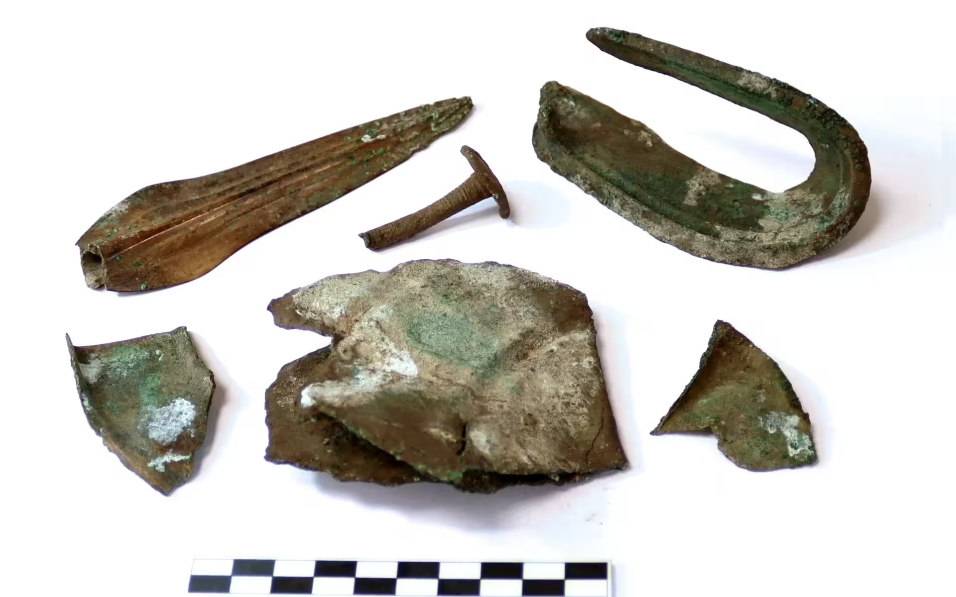 Λεπτομέρεια των θραυσμάτων της πανοπλίας της Εποχής του Χαλκού που ανακαλύφθηκε στην Μοραβία.