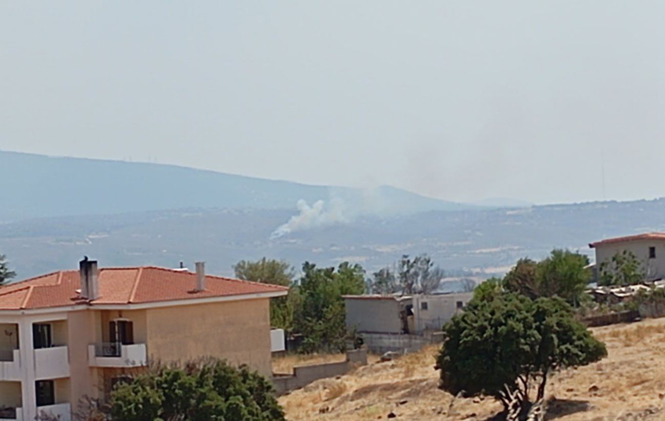 Φωτιά στον Άγιο Στέφανο – Επιχειρούν και 4 εναέρια μέσα