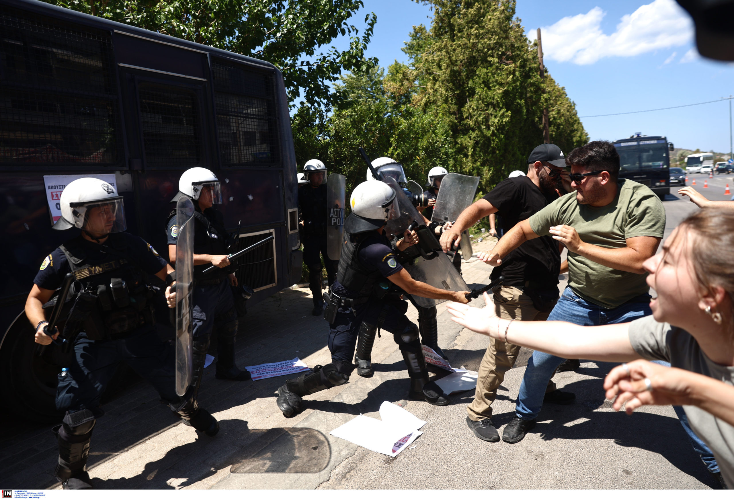 Ένταση μεταξύ φοιτητών και ΜΑΤ έξω από την Σύνοδο των Πρυτάνεων – Έγινε χρήση χημικών