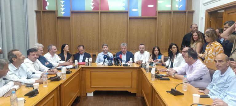 Διαδοχικές συσκέψεις για το μεταναστευτικό – Για ακδροδεξιά ρητορική κατηγόρησε την κυβέρνηση ο Νίκος Ανδρουλάκης