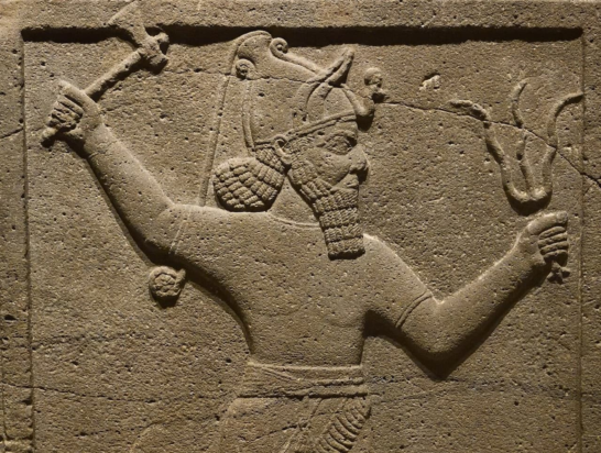 Ο θεός της καταιγίδας σε στήλη που φυλάσσεται στο αρχαιολογικό μουσείο της επαρχίας Γκαζιαντέπ.