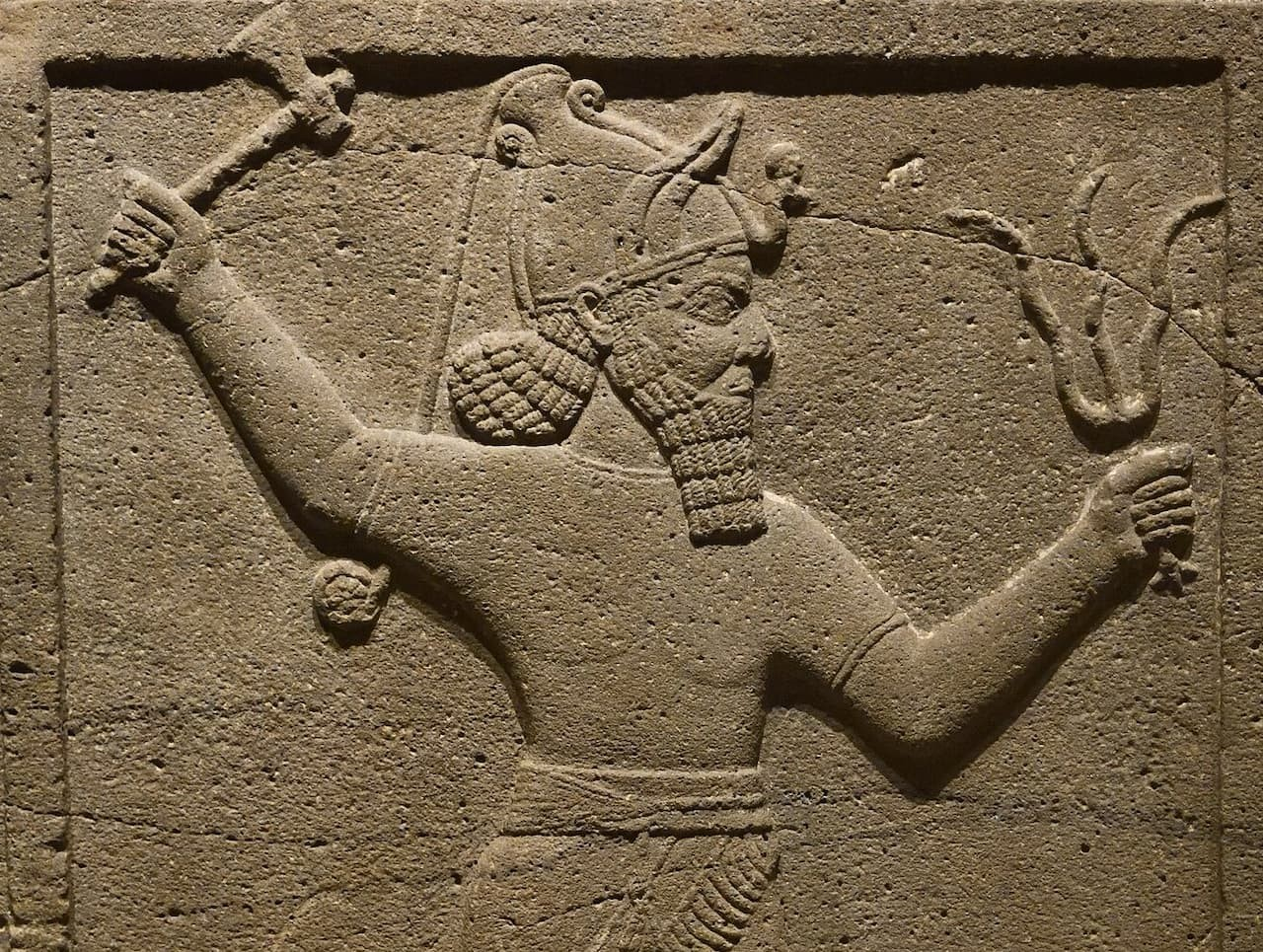 Ο θεός της καταιγίδας σε στήλη που φυλάσσεται στο αρχαιολογικό μουσείο της επαρχίας Γκαζιαντέπ.