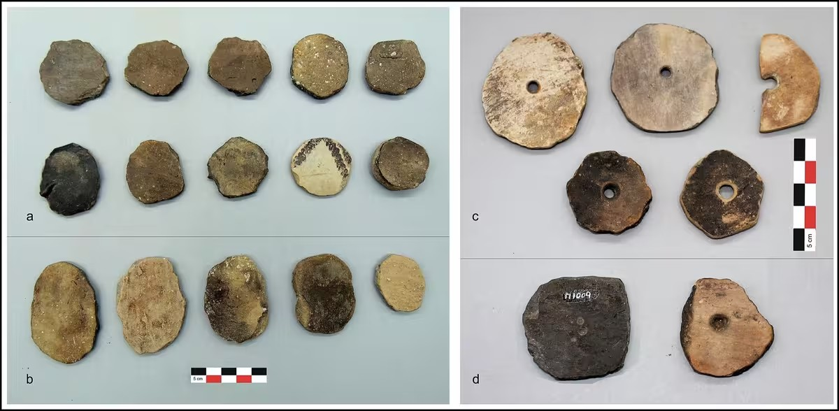 Α) Θραύσματα σε σχήμα δίσκου, Β) Ελλειψοειδή θραύσματα, Γ) Τρυπημένα αντικείμενα σε σχήμα δίσκου, Δ) Θραύσματα με φθαρμένες άκρες και τυφλή (ατελή) διάτρηση. Φωτογραφία: E.Βούλγαρη 
