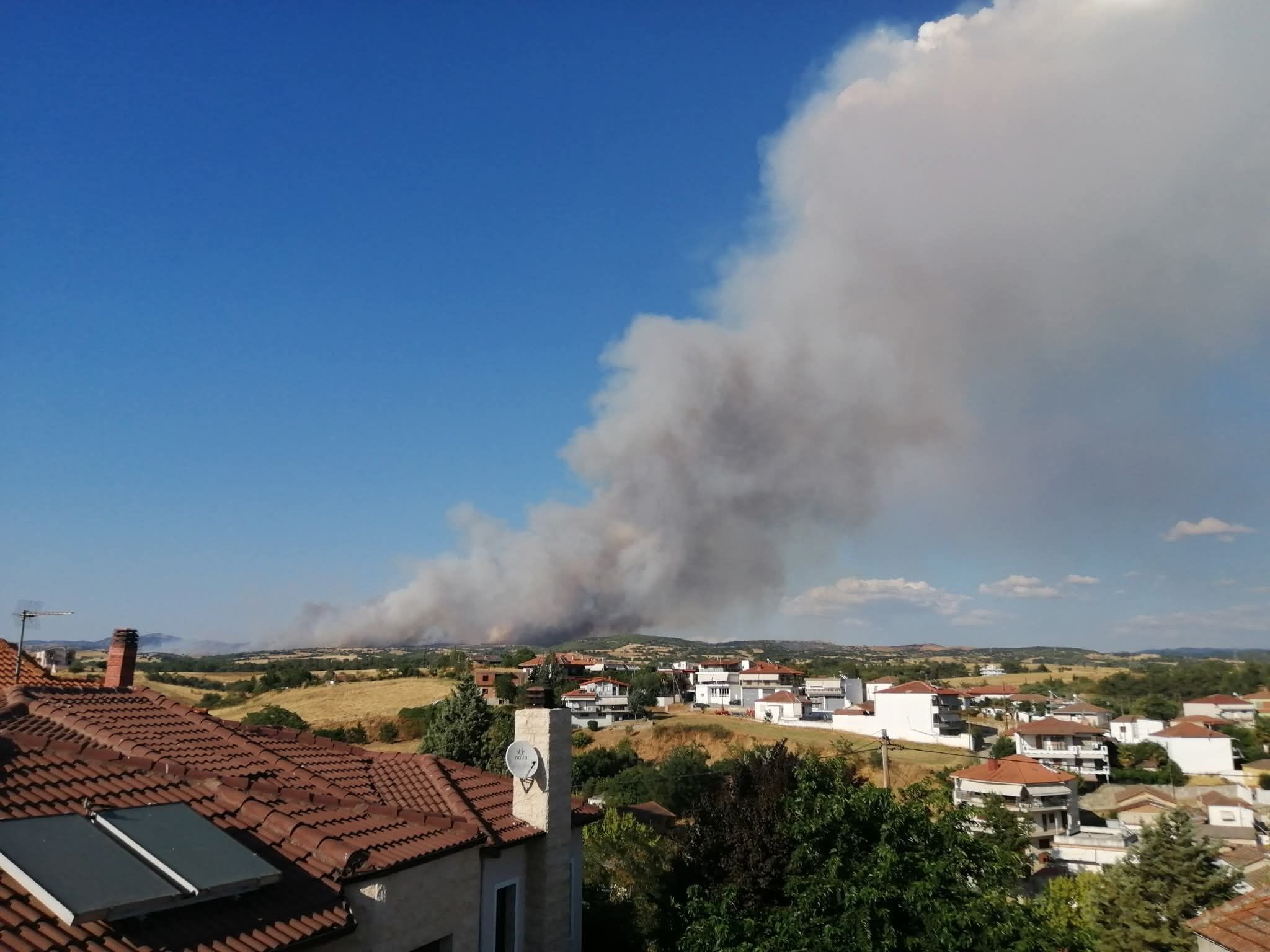 Θεσσαλονίκη: Η φωτιά στην Άσσηρο έφθασε στην παλιά εθνική οδό – ΦΩΤΟ και ΒΙΝΤΕΟ