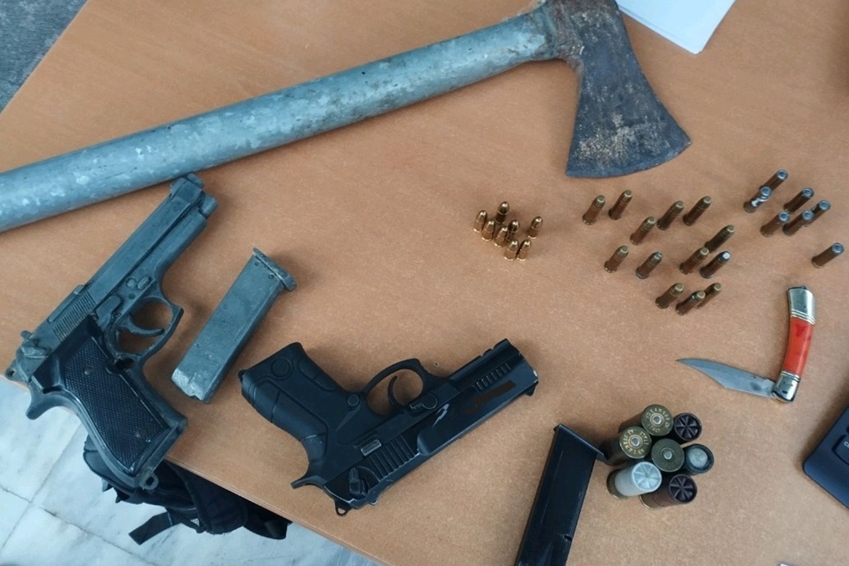 Θεσσαλονίκη: 61χρονος απείλησε την πρώην του με πιστόλι – Εντοπίστηκαν τσεκούρι και σουγιάς στο σπίτι του