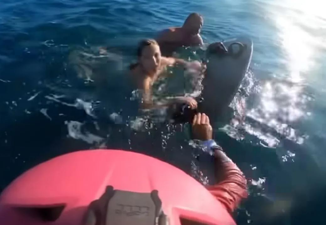 Θεσσαλονίκη: Αθλητές ιστιοπλοΐας που έκαναν kite surf έσωσαν πατέρα και την 10χρονη κόρη του που παρασύρθηκαν από κύματα – Συγκλονιστικό βίντεο