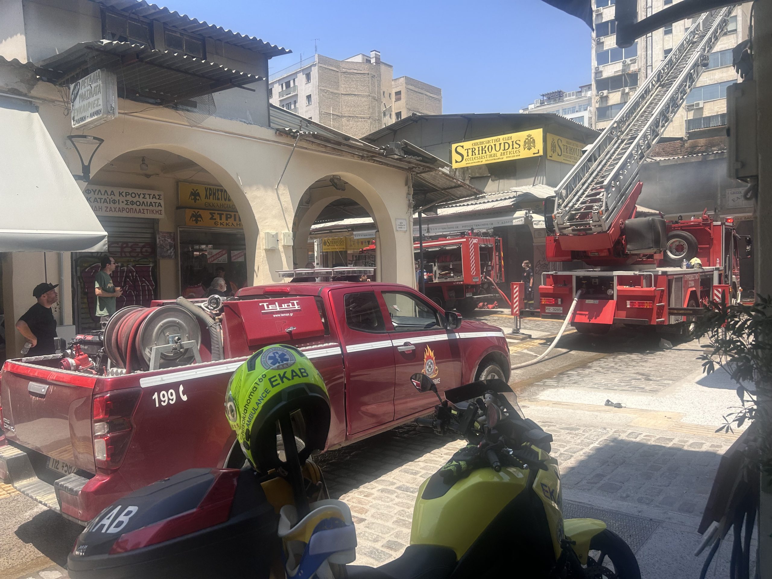 Φωτιά σε κατάστημα στη Θεσσαλονίκη: Στο νοσοκομείο προληπτικά 3 πυροσβέστες – ΦΩΤΟ