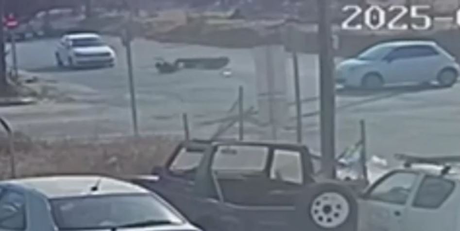 Ιεράπετρα: Οδηγός μηχανής πέφτει στο έδαφος έπειτα από σύγκρουση με αυτοκίνητο και δεύτερο όχημα περνάει από πάνω του – ΒΙΝΤΕΟ