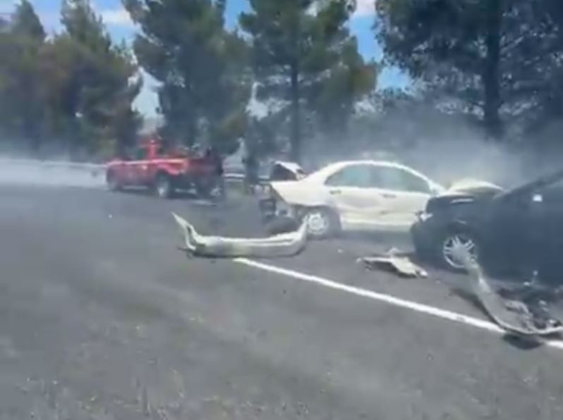 Λάρισα: Πυροσβεστικό όχημα συγκρούστηκε με αυτοκίνητο – Δύο τραυματίες – Δείτε βίντεο 