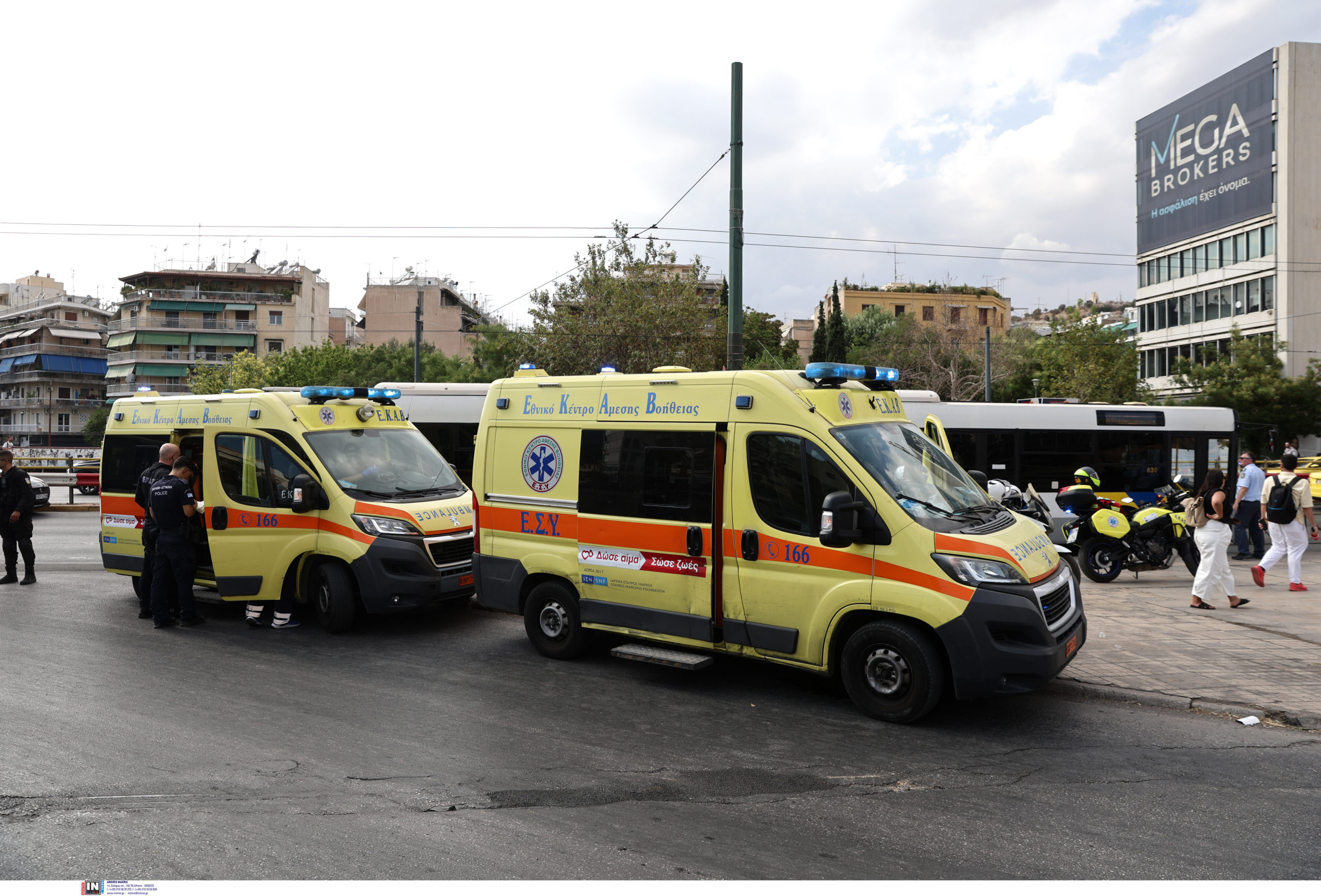 Σύγκρουση λεωφορείου με αυτοκίνητο στη Συγγρού: Έξι τραυματίες, ανάμεσά τους και ένα παιδί – Δείτε εικόνες από το σημείο