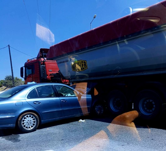 Λάρισα: Τροχαίο στην εθνική οδό – Αυτοκίνητο καρφώθηκε κάτω από φορτηγό