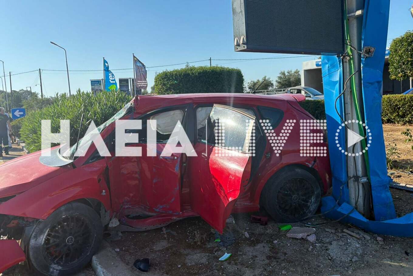 Ηλεία: Αυτοκίνητο συγκρούστηκε με λεωφορείο και κατέληξε σε βενζινάδικο στη Γαστούνη – ΦΩΤΟ