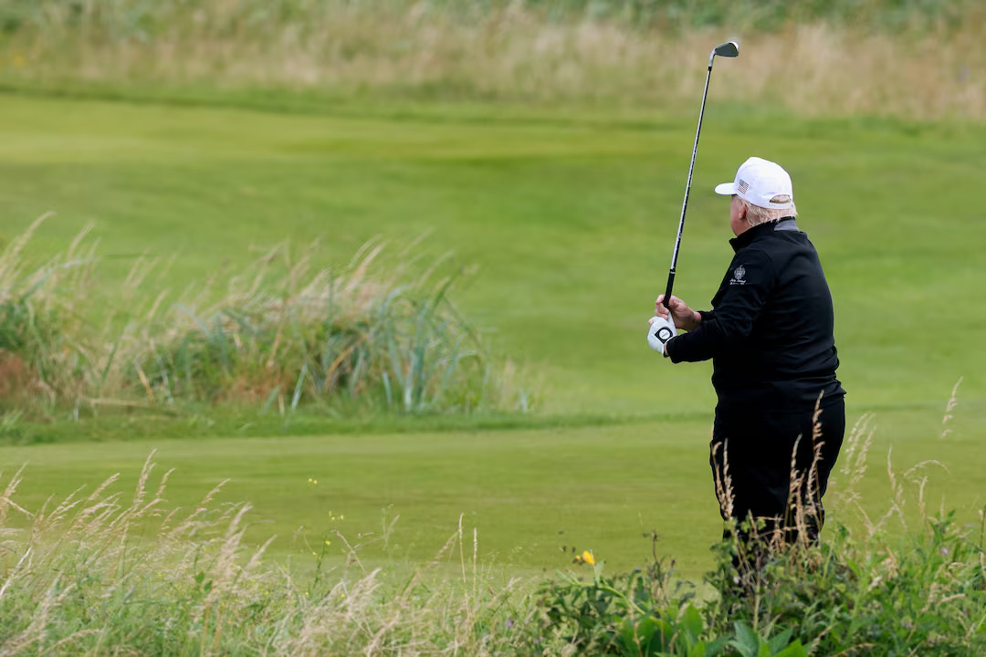 Τραμπ: Πιάστηκε «στα πράσα» να κλέβει ξανά στο γκολφ – Βίντεο με τους βοηθούς του να του «στρώνουν» το μπαλάκι