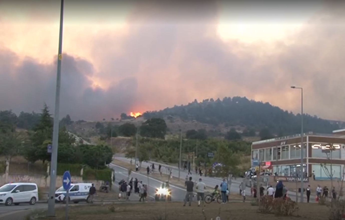 Σε πύρινο κλοιό η Τουρκία: Οι πυροσβέστες δίνουν μάχη με τις φλόγες στην Προύσα – Δεκάδες φωτιές σε όλη τη χώρα