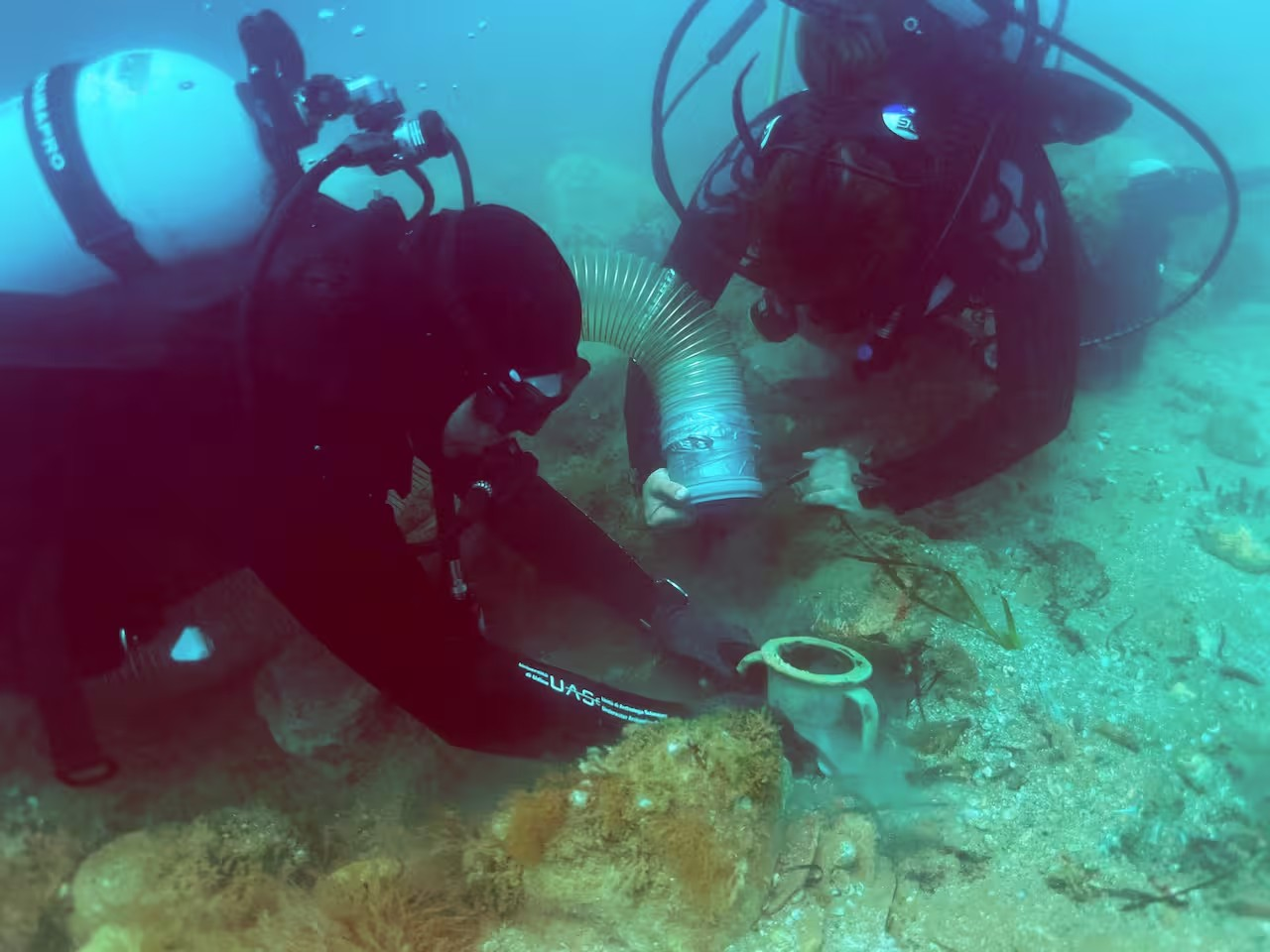Οι αρχαιολόγοι ανακάλυψαν τεχνουργήματα του ναυαγίου. Φωτογραφία: Soprintendenza del Mare