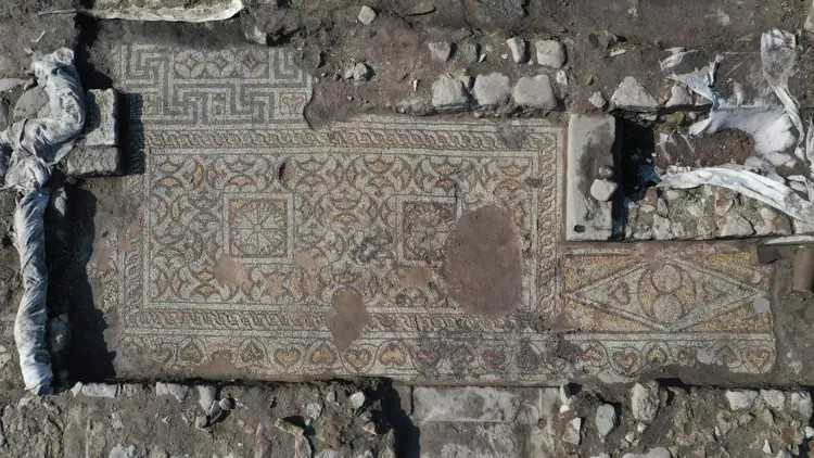 Η ανακάλυψη πραγματοποιήθηκε κοντά στην Κόκκινη Βασιλική, στην "οικία των μωσαϊκών", λόγω των πλούσια διακοσμημένων δαπέδων της με μωσαϊκά. Φωτογραφία: DHA