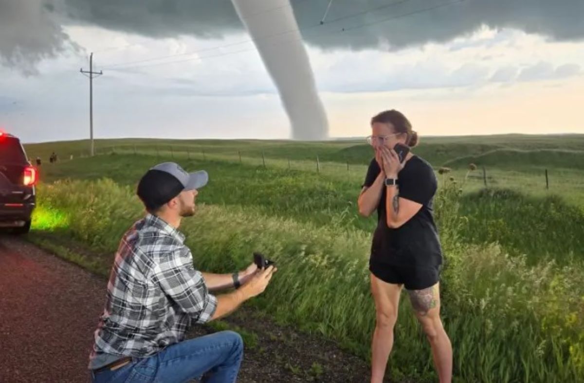 Αρραβωνιάστηκαν κοντά σε ισχυρό ανεμοστρόβιλο – «Δεν θα μπορούσα να ζητήσω καλύτερη πρόταση γάμου»