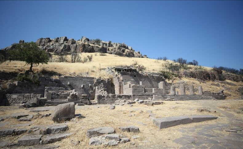 Ανασκαφές στην αρχαία πόλη της Άσσου, όπου ανακαλύφθηκε στοά 3.500 ετών. Φωτογραφία: Burak Akay/AA