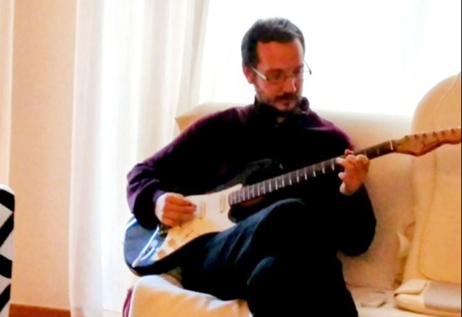 Βασίλης Καλογήρου: «Παίξε παιδί μου, όπως πριν σου κόψουν τα “ζώα” το δάχτυλο» – Η ανάρτηση της μητέρας του 