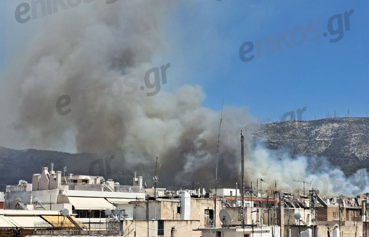 Φωτιά στου Ζωγράφου: Πυκνοί καπνοί έχουν σκεπάσει την περιοχή – Βίντεο αναγνώστη
