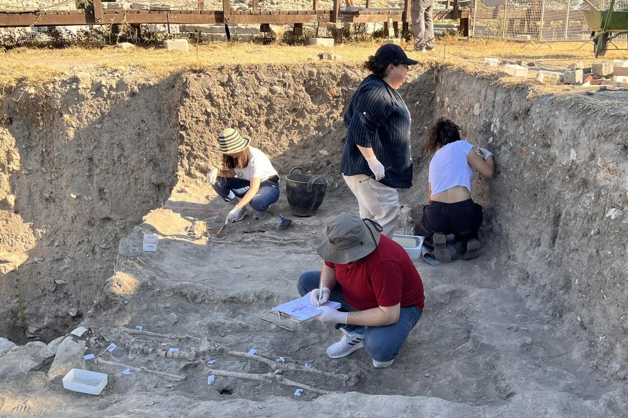 Οι αρχαιολόγοι αποκάλυψαν τέσσερις ανθρώπινους σκελετούς, οι οποίοι θεωρούνται οι "τελευταίοι Τρώες" στη διάρκεια ανασκαφών στην αρχαία πόλη της Τροίας, στα Δαρδανέλια. 15 Αυγούστου 2024. Φωτογραφία: ΑΑ