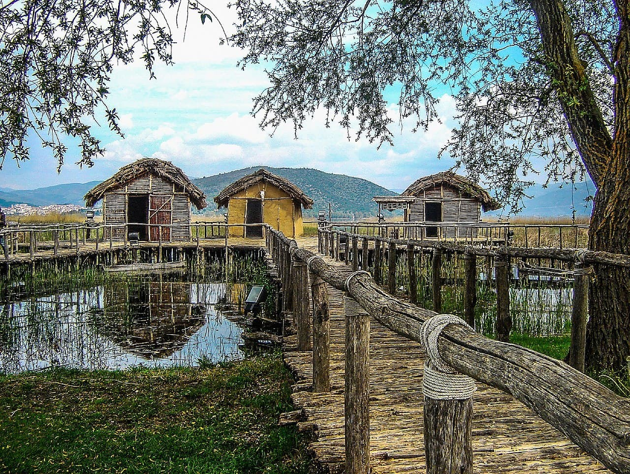 Αναπαράσταση του Νεολιθικού οικισμού στο Δισπηλιό στην Καστοριά. Φωτογραφία: Τρύφων Μανώλης/ Wikimedia Commons