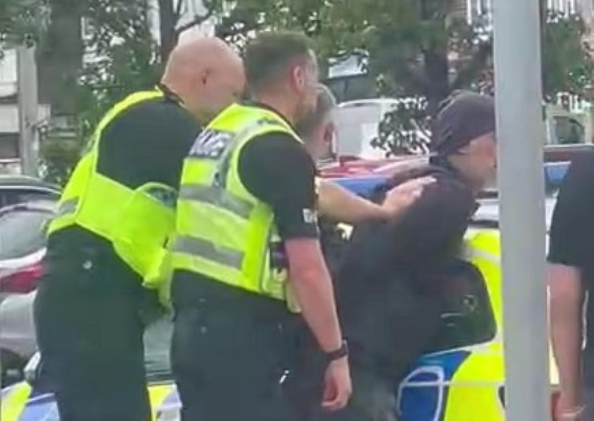 Βίντεο: Αστυνομικοί συνέλαβαν άνδρα επειδή τάιζε τα περιστέρια