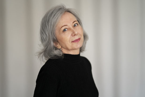 Πεθερά εμφανίστηκε στον γάμο του γιου της με μαύρα - "φορούσε καπέλο με βέλο και έκλαιγε με λυγμούς λες και ήταν σε κηδεία". Φωτογραφία: Freepik