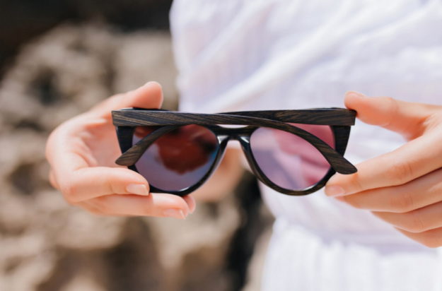 Γυαλιά ηλίου: 2 απλοί τρόποι για να ελέγξετε εάν προστατεύουν αποτελεσματικά τα μάτια σας, σύμφωνα με ειδικούς