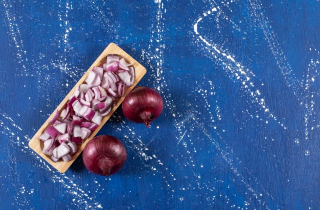 Κρεμμύδια: Το έξυπνο κόλπο από γιατρό για μην δακρύζουν τα μάτια σας όταν τα ψιλοκόβετε