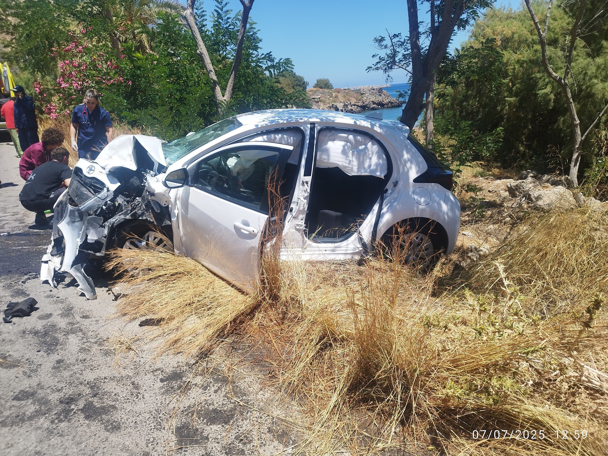 Χανιά: Σοβαρό τροχαίο με 3 τραυματίες σε μετωπική σύγκρουση – Το αυτοκίνητο έπεσε σε δέντρο – ΦΩΤΟ