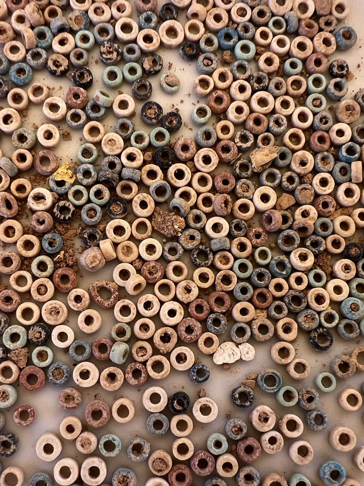 Ανακαλύφθηκαν νέοι τάφοι και μούμιες σε ιστορική πόλη της Αιγύπτου - τι μαρτυρούν τα τεχνουργήματα και τα ιερογλυφικά για τα ταφικά έθιμα. Φωτογραφία: Υπουργείο τουρισμού και αρχαιοτήτων της Αιγύπτου