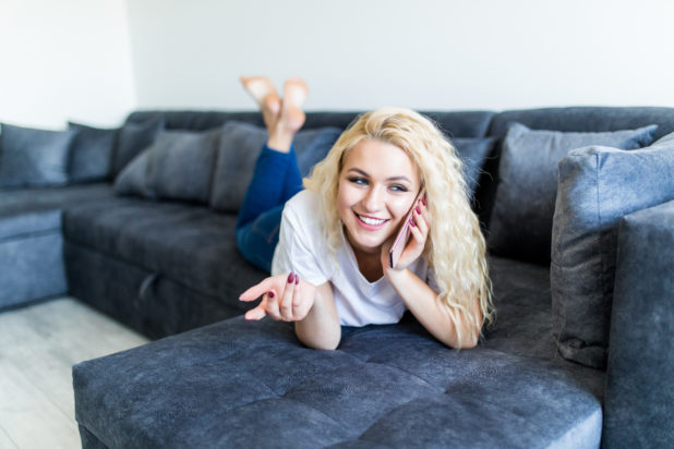 Η πεθερά της αλλάζει συνεχώς τη θέση των πραγμάτων το σπίτι - «Ο άνδρας μου πήρε το μέρος της και με είπε αχάριστη»