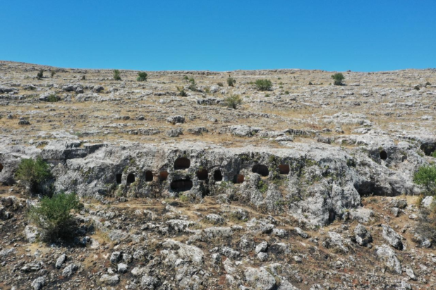 Λήψη των πετρόχτιστων τάφων της Ρωμαϊκής εποχής που ήρθαν στο φως των αρχαιολογικών ανασκαφών στην Αντιγιαμάν (Πέρρη) της Τουρκίας. 21 Ιουλίου, 2025. Φωτογραφία: ΑΑ
