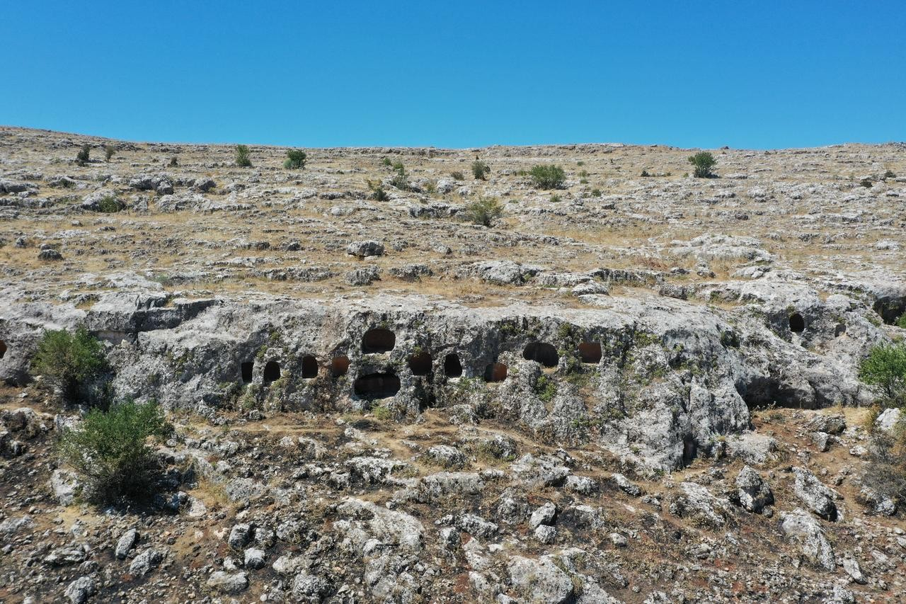 Λήψη των πετρόχτιστων τάφων της Ρωμαϊκής εποχής που ήρθαν στο φως των αρχαιολογικών ανασκαφών στην Αντιγιαμάν (Πέρρη) της Τουρκίας. 21 Ιουλίου, 2025. Φωτογραφία: ΑΑ