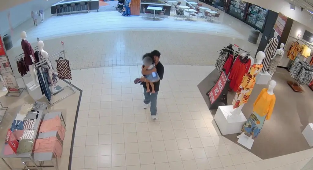 Βίντεο: Άνδρας προσπάθησε να απαγάγει 3χρονο κορίτσι σε εμπορικό κέντρο – Τον σταμάτησε η μητέρα της μικρής