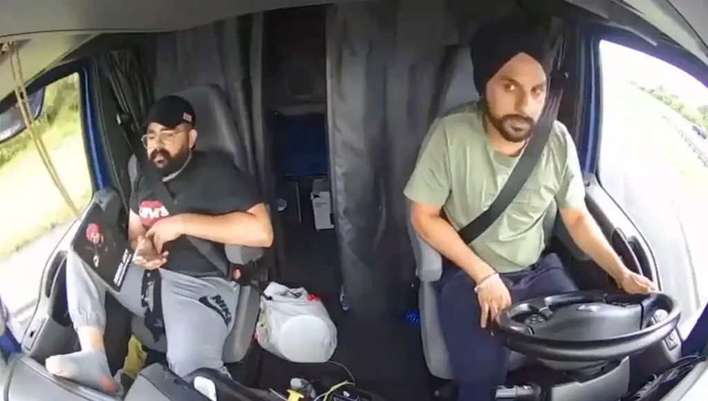 Βίντεο-σοκ: Οδηγός φορτηγού έκανε αναστροφή και προκάλεσε τροχαίο με 3 νεκρούς – Η στιγμή που συνθλίβεται μίνι βαν