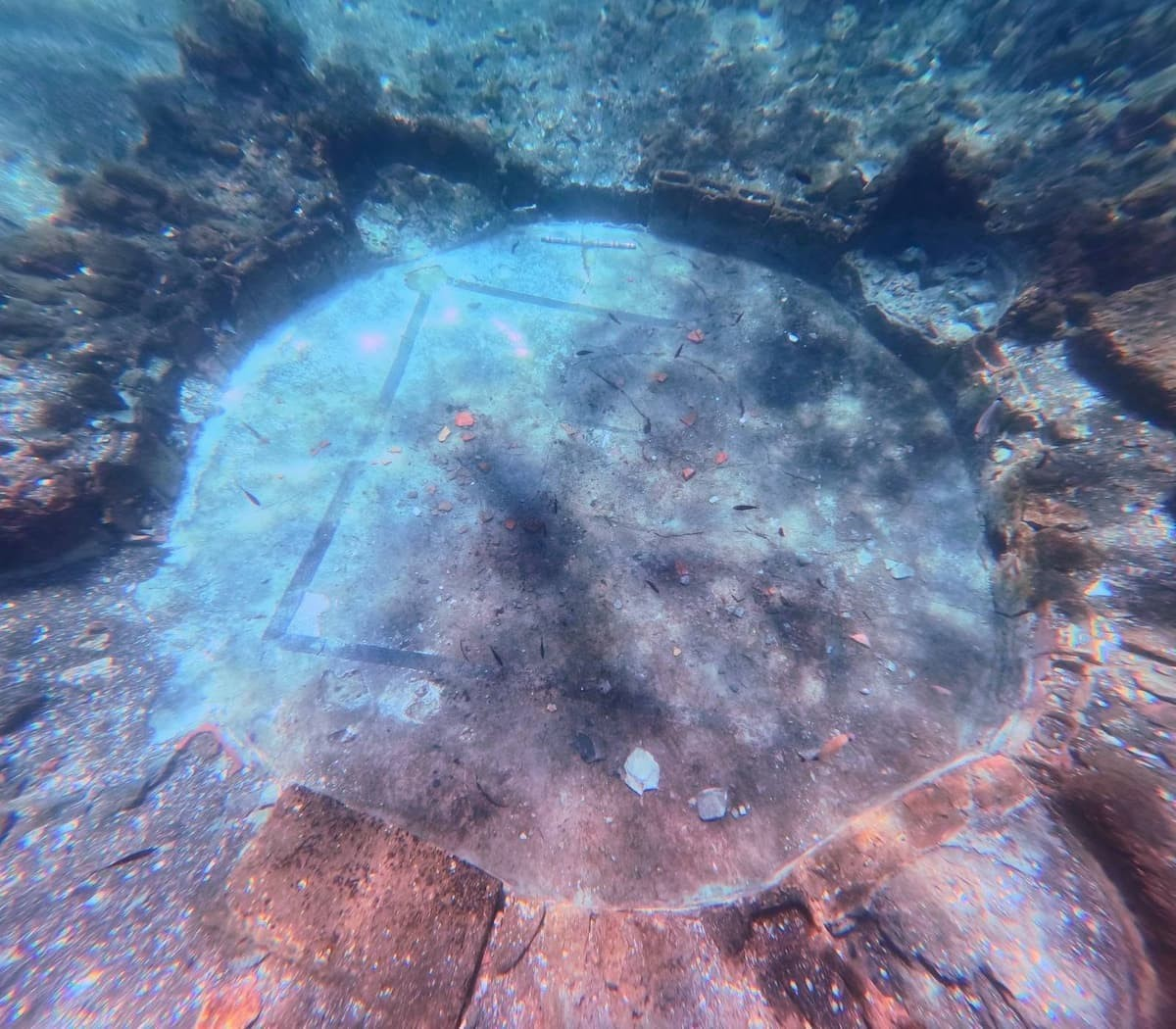 Λεπτομέρεια από τα θερμά λουτρά, στον βυθό της θάλασσας. Φωτογραφία: Parco Archeologico Campi Flegrei