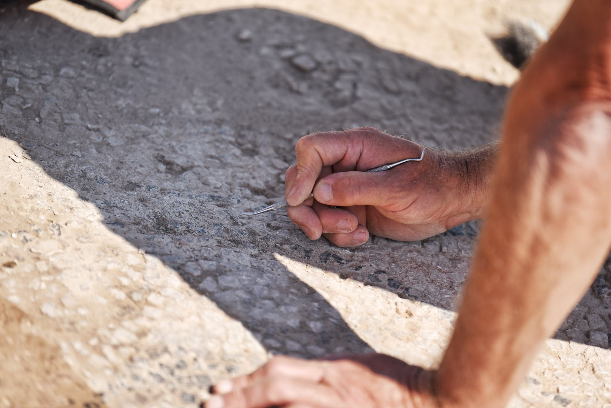 Επιγραφή αφιερωμένη στον Ιουστινιανό και τη Θεοδώρα που ανακαλύφθηκε στην Ουλπιάνα, ρίχνει φως στη Βυζαντινή εποχή του Κοσόβου. Φωτογραφία: Hajrulla Çeku – Facebook