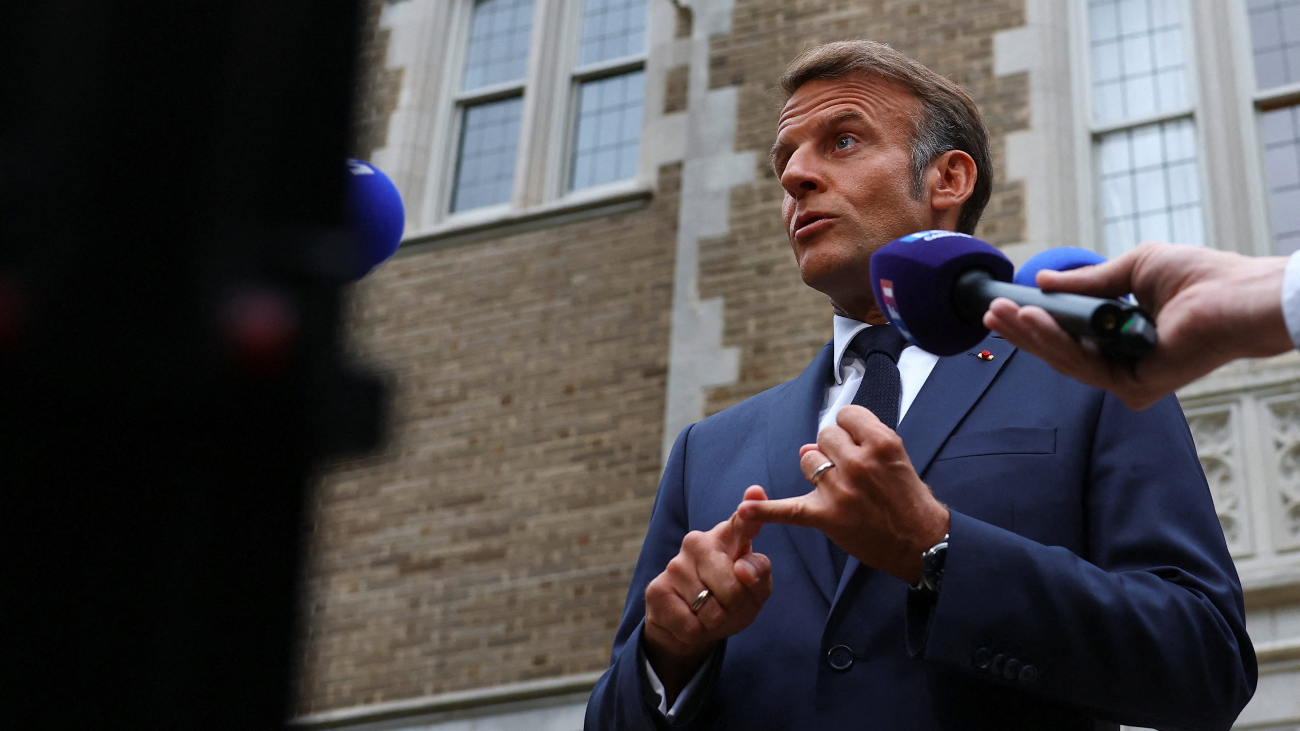 Εμανουέλ Μακρόν: Θα πρέπει να βοηθήσουμε την Ουκρανία με στρατεύματα στο έδαφος – Κυρώσεις στη Ρωσία αν αποτύχει η διπλωματία