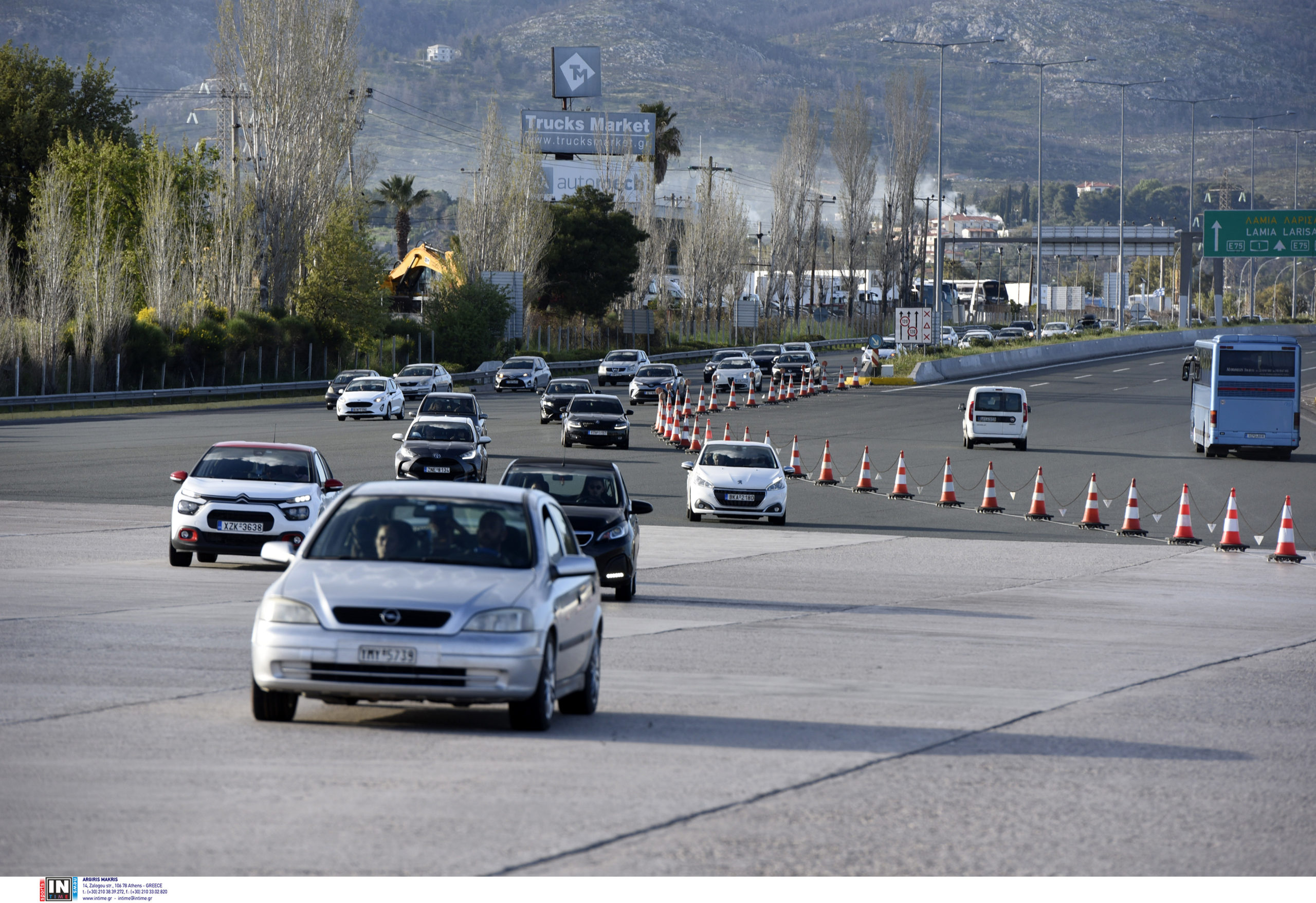 Η μεγάλη έξοδος των αδειούχων του Αυγούστου: Πάνω από 100 χιλιάδες αυτοκίνητα έφυγαν από την Αττική, γεμάτα τα πλοία στα λιμάνια
